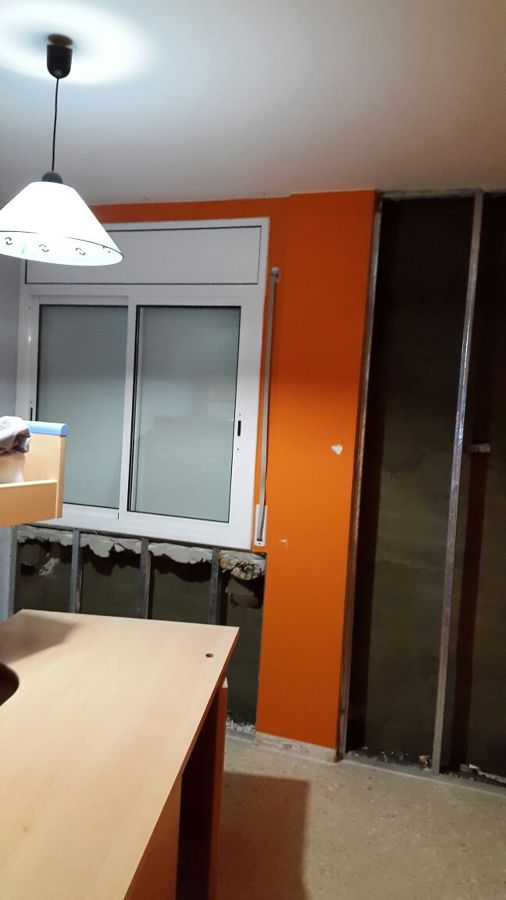 Pared totalmente rebozada y rematada para colocar fibra y pladur