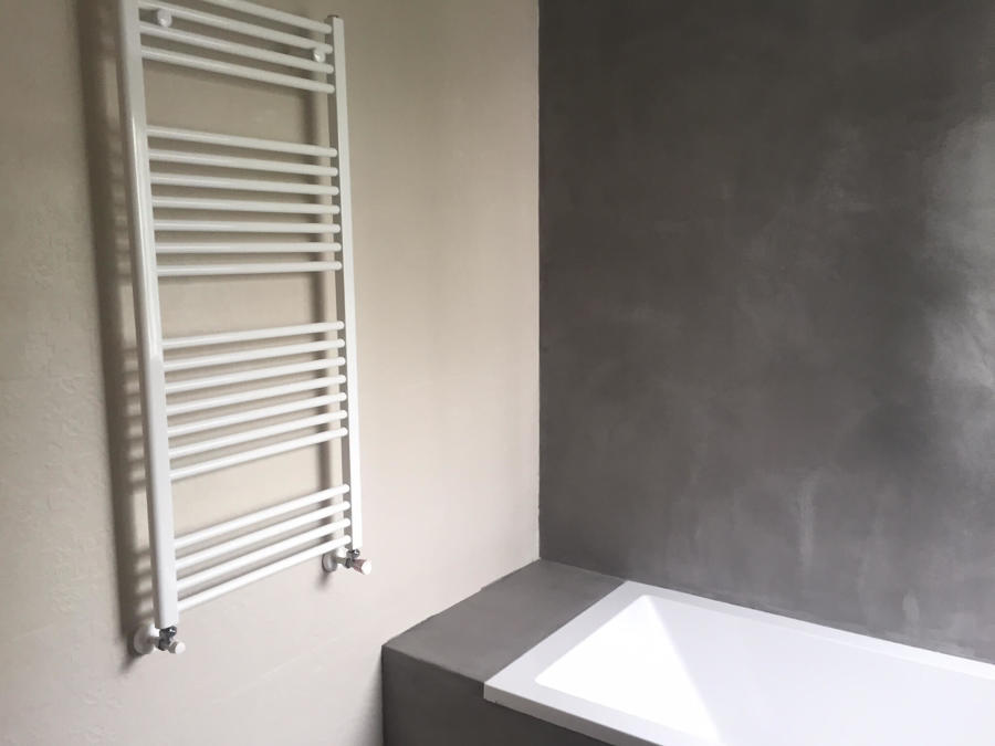 Pared y bañera en microcemento