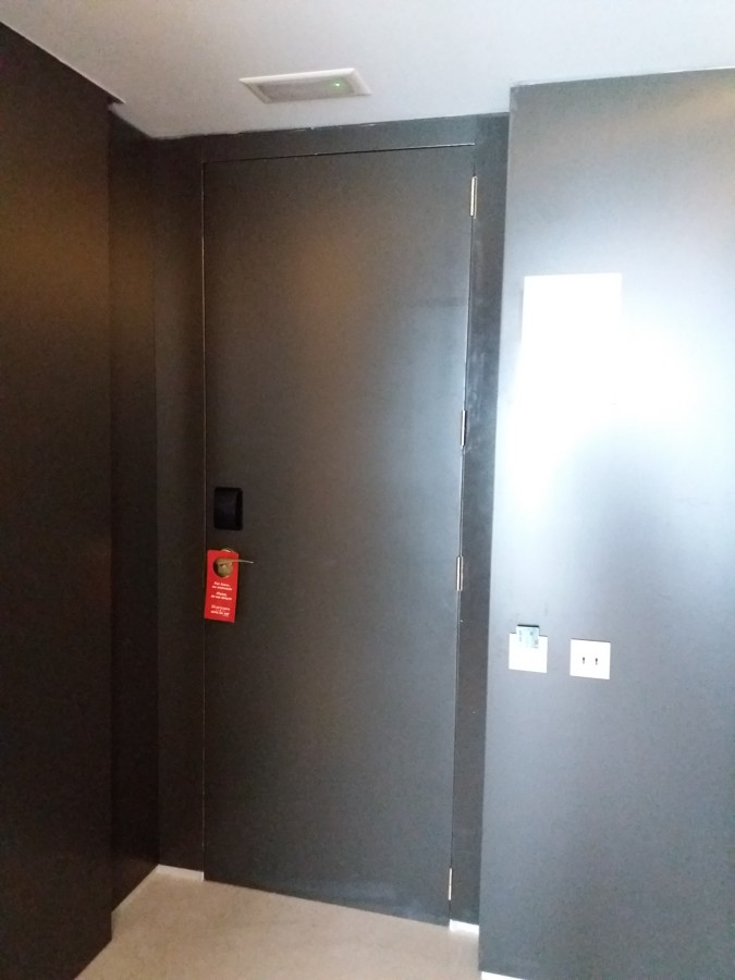 pared y puerta forradas en madera