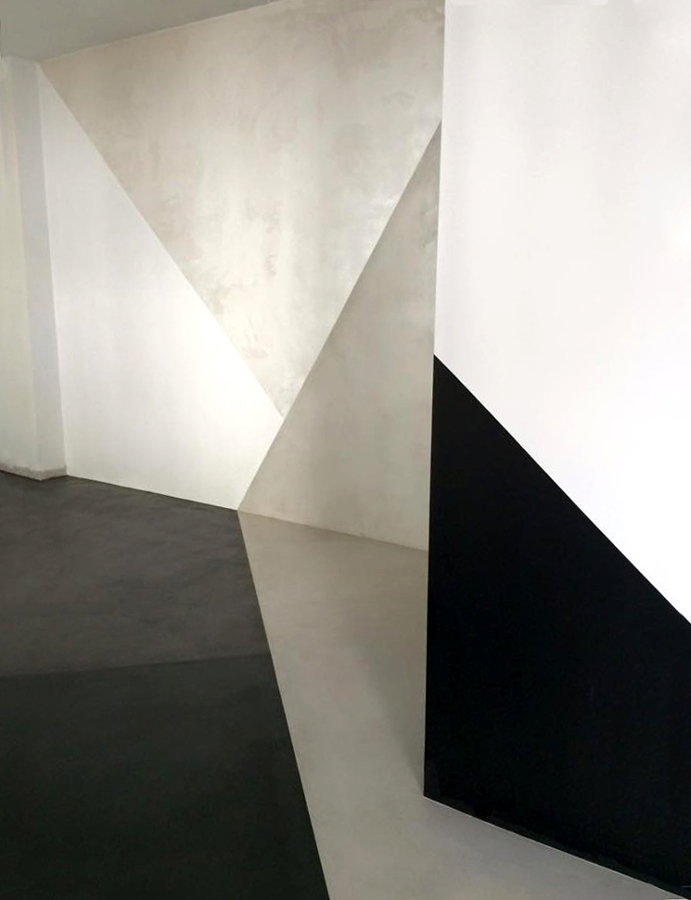 La pared con estuco veneciano, efecto seda y pizarra