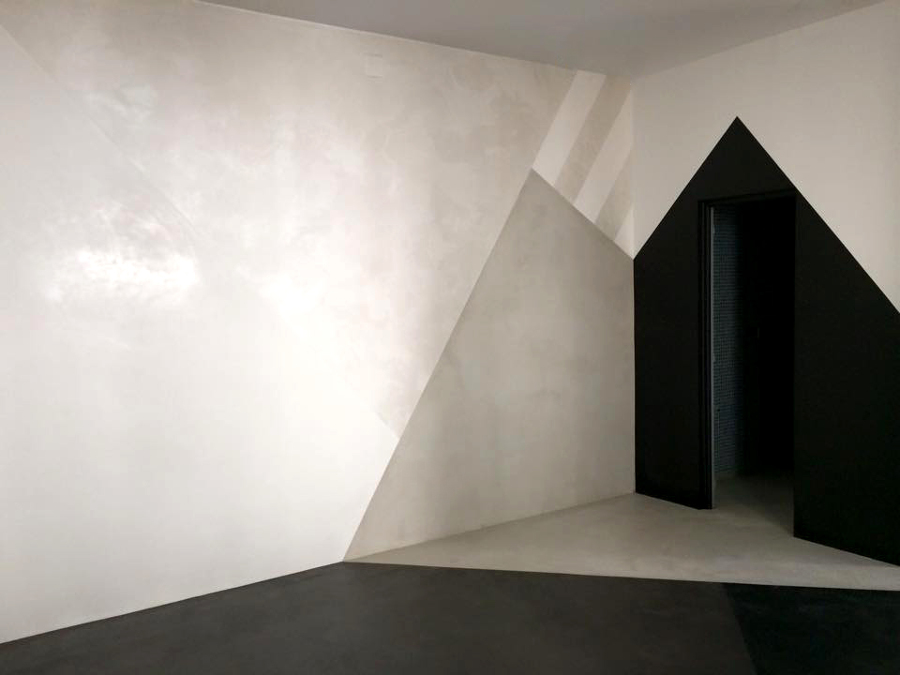 La pared con estuco veneciano, efecto seda y pizarra