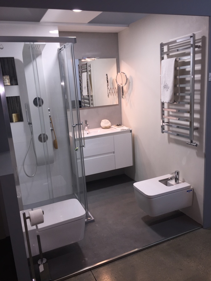 PAREDES BLANCO-GRIS CEMENTO Y SUELO ZIRCONIO CEMENTO