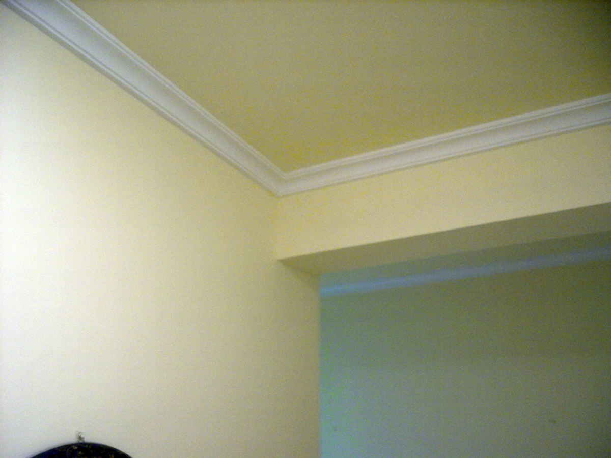 Paredes en color y moldura en blanco