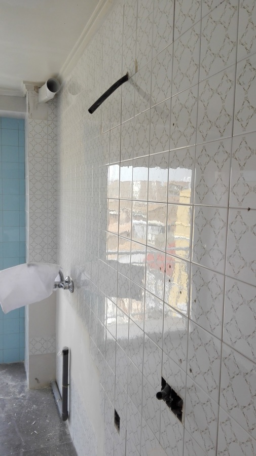 Paredes limpias de la cocina antes de la aplicación de pintura