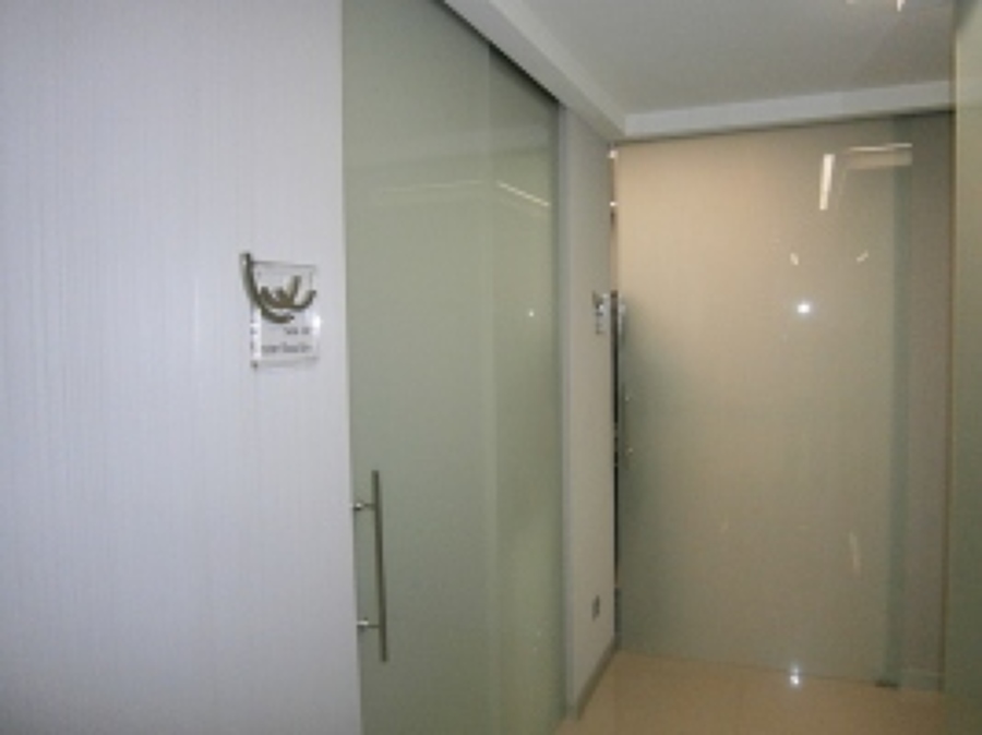 Paredes y puertas de Clínica en cristal blanco