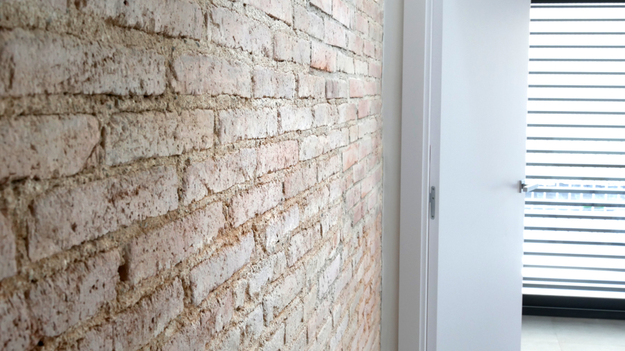 Paret de maó massís recuperada