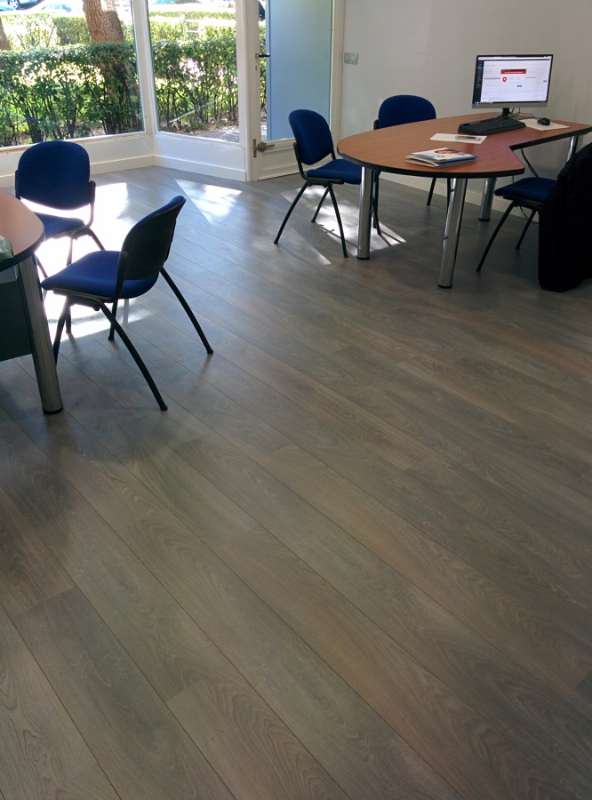 PARQUECITE SL modelo GRIS AZUL SHERWOOD de la gama Woodstock