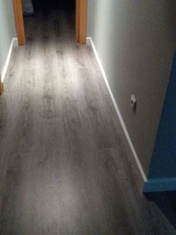 parquet con zocalo blanco