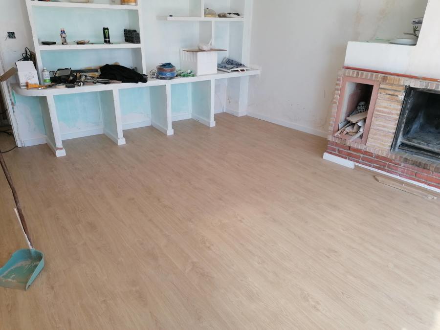 Parquet e casa con chimenea