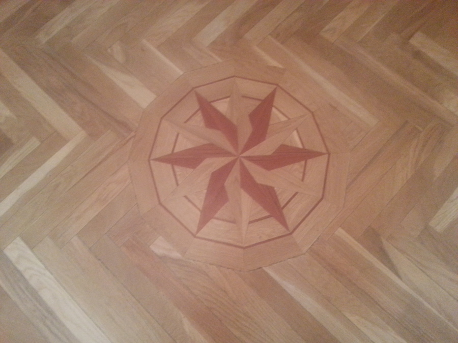 Parquet en roble con estrella de los vientos.