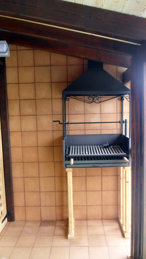 Parrilla en porche vivenda prefabricada