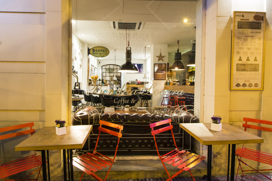 Parte de fachada y terraza Bendita Locura