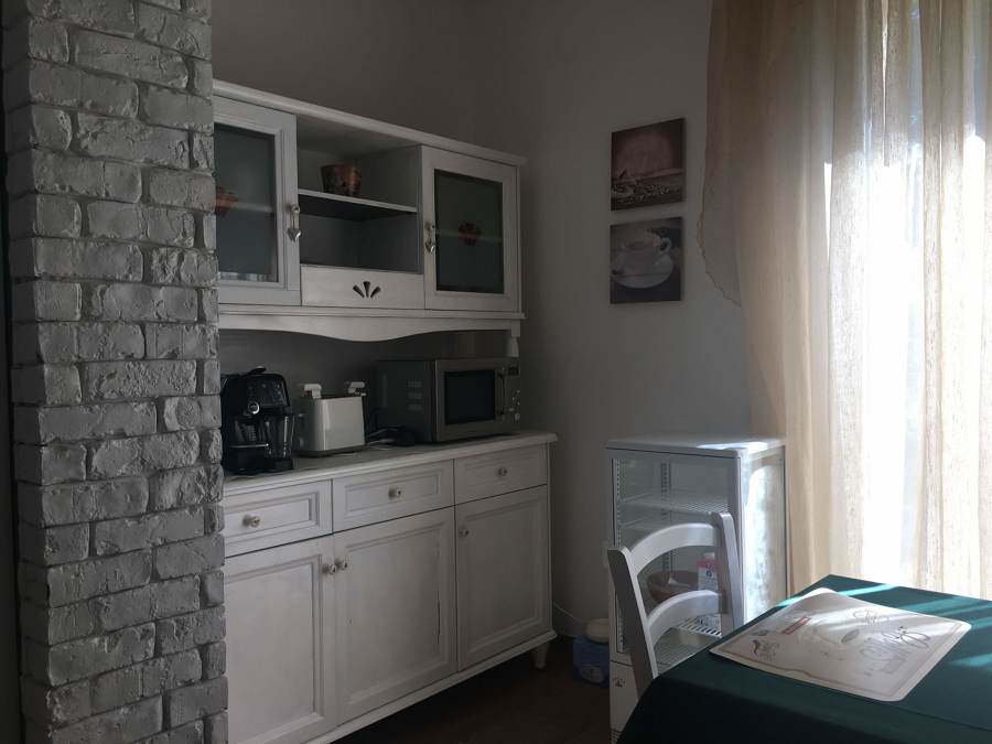 Parte del comedor-cocina. Pared de ladrillo decorativo.