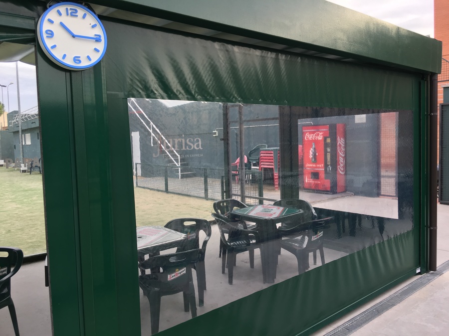 Parte frontal con la canal de chapa plegada