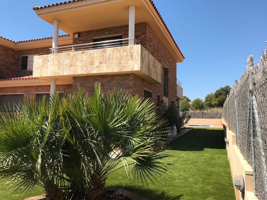 parte frontal y lateral de la vivienda