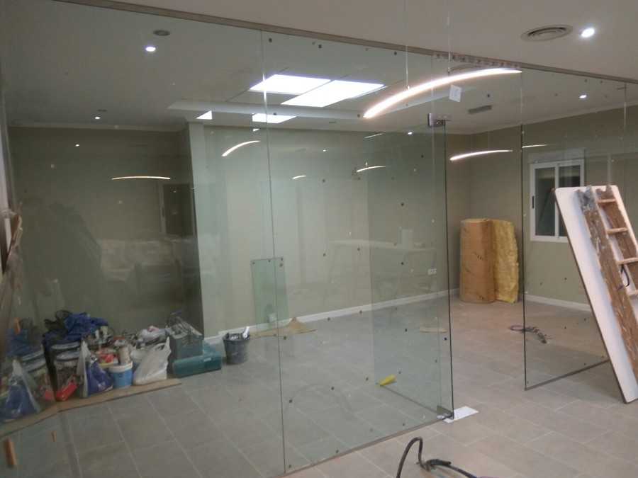 Partición de vidriera Sala de Juntas y Despacho Director