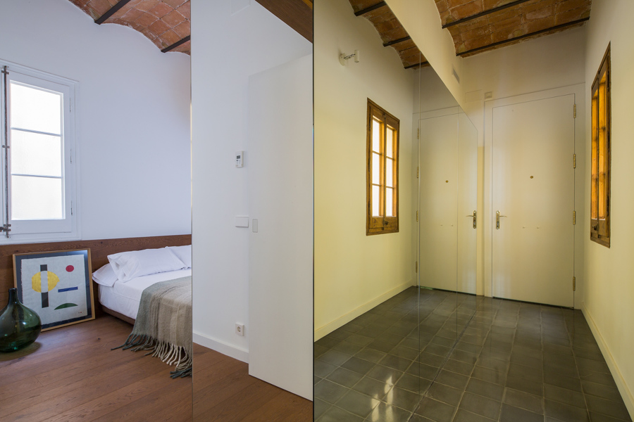 Pasillo con revestimiento de espejos