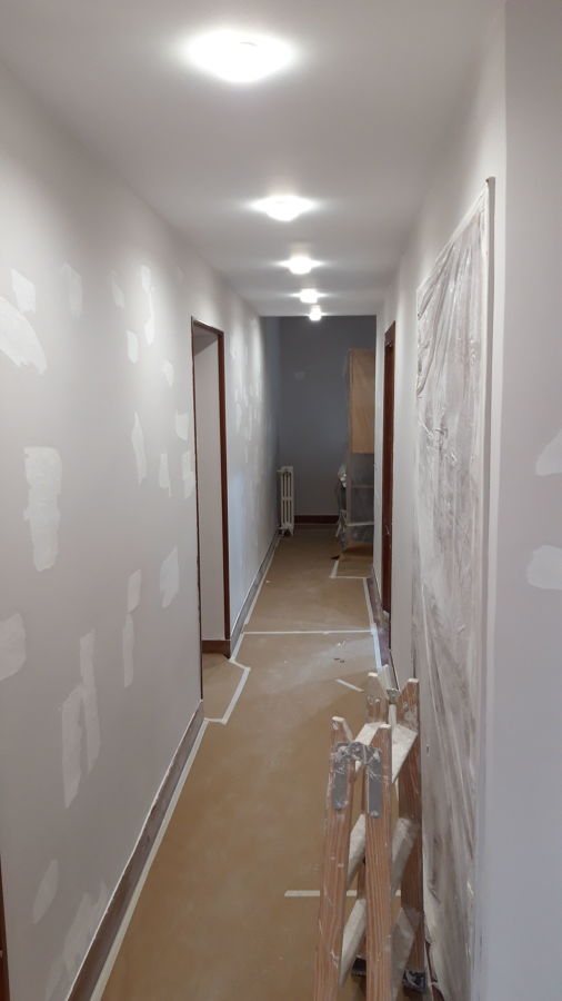 Pasillo a falta de la ultima mano de pintura