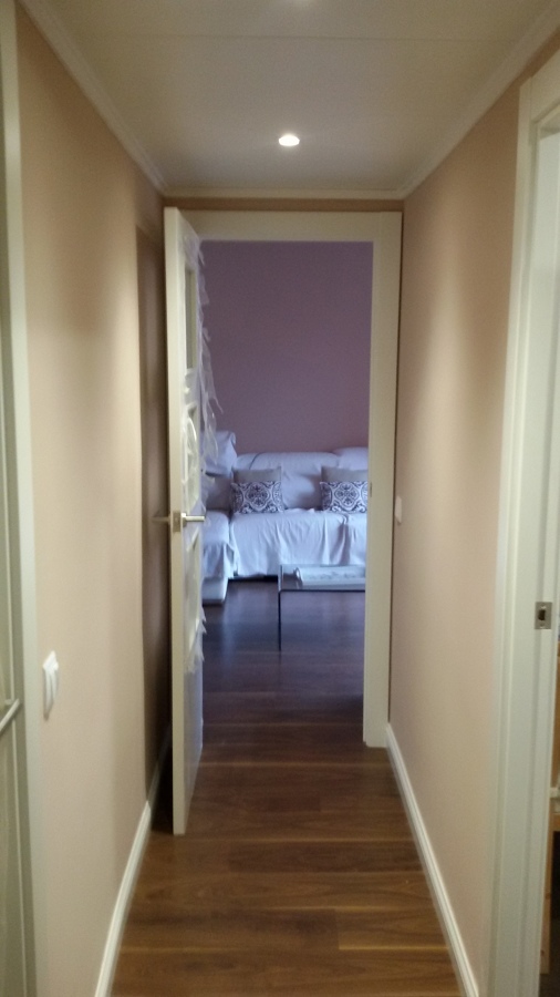 Pasillo con altillo de madera