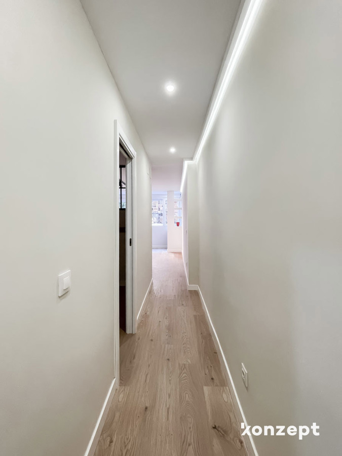 Pasillo con candileja de led