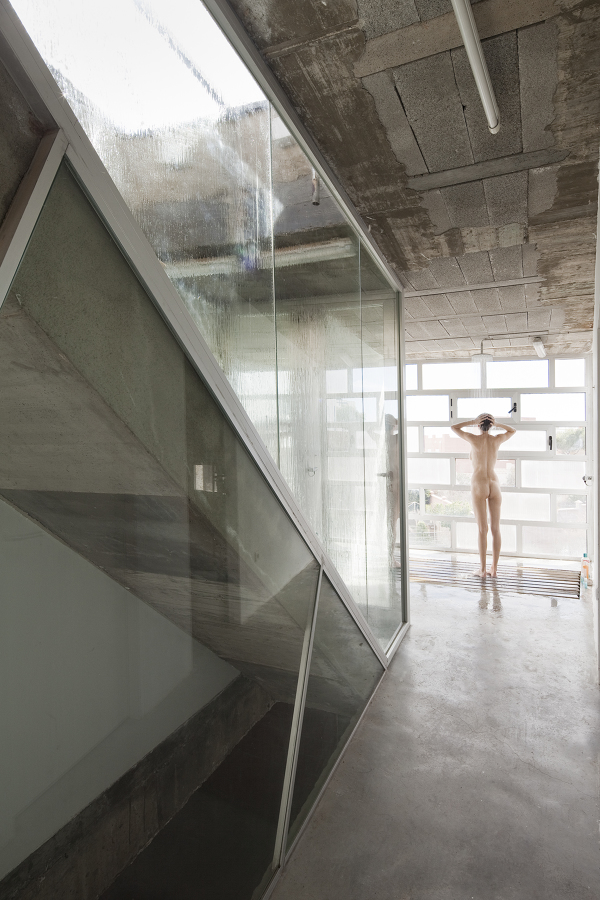 Pasillo con ducha en la segunda planta