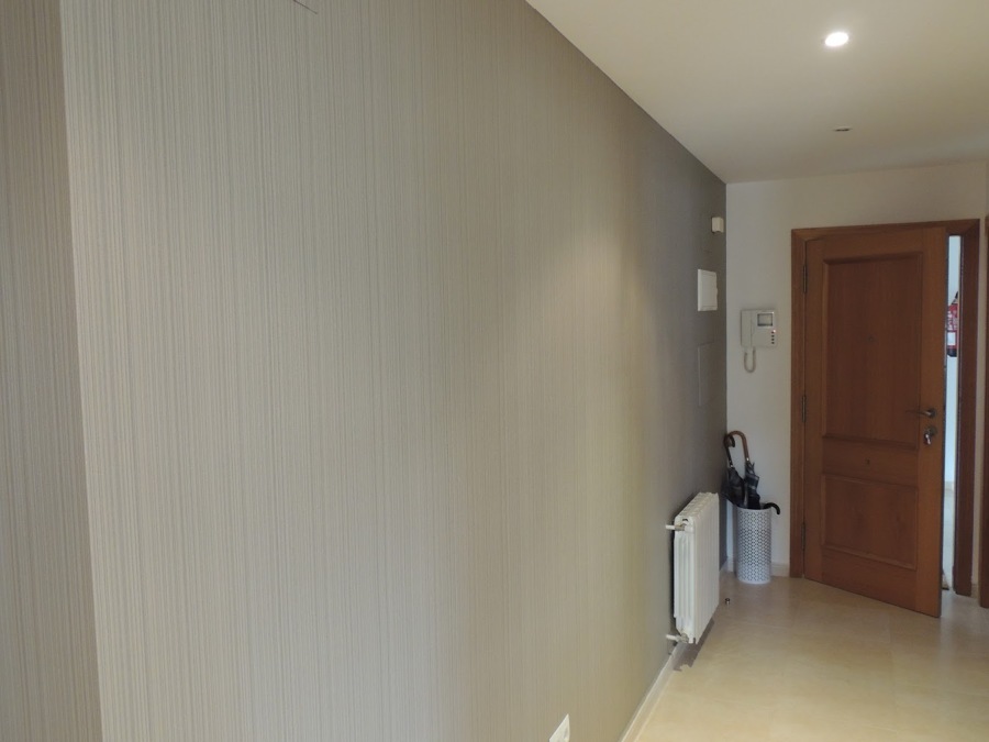 Pasillo con elegante papel rayado