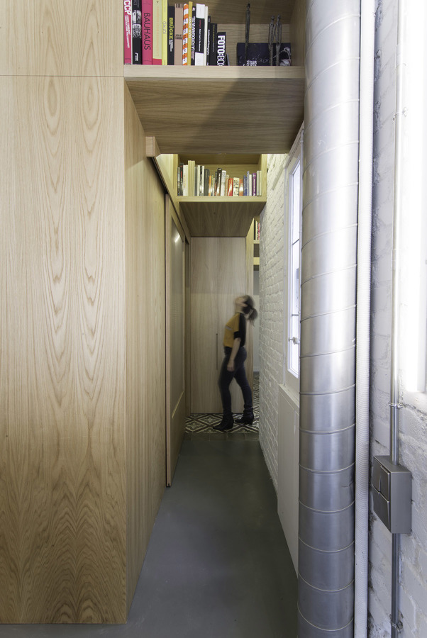 pasillo con estantería