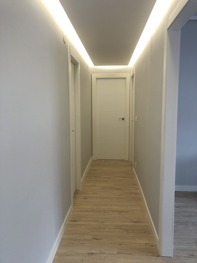 Pasillo con foseado de iluminación