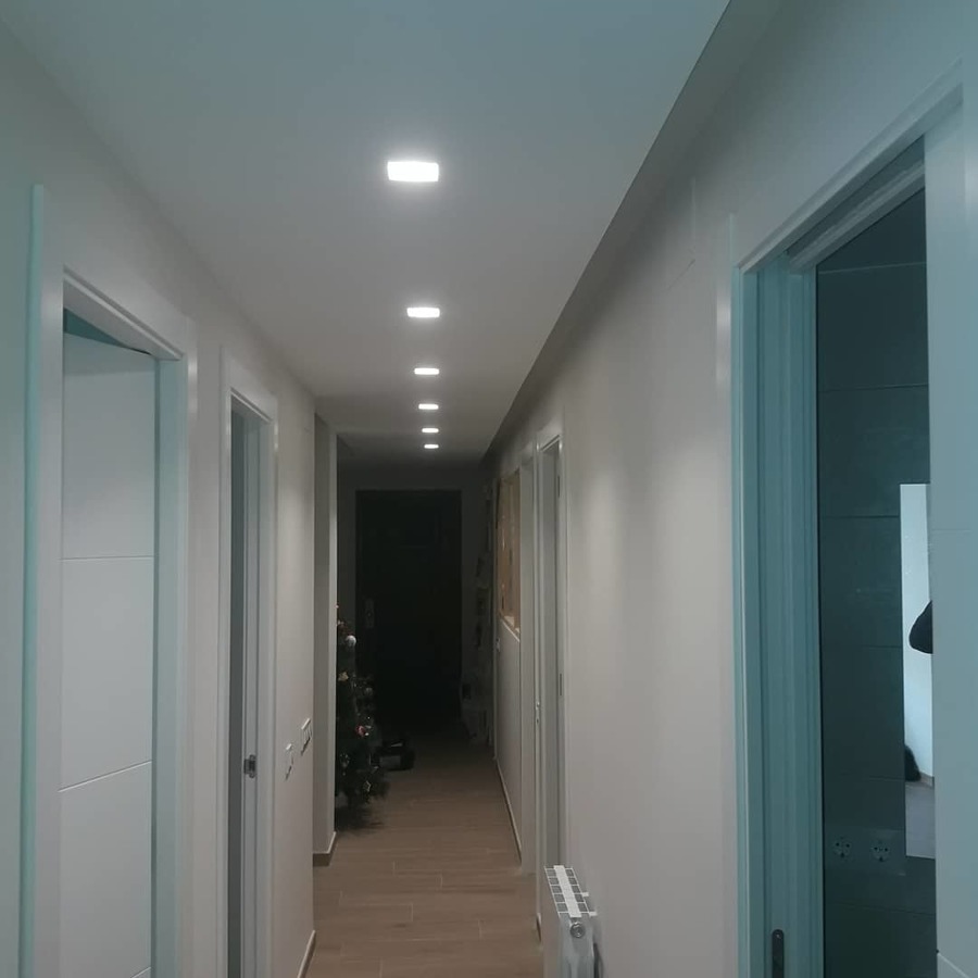 Pasillo con foseado led