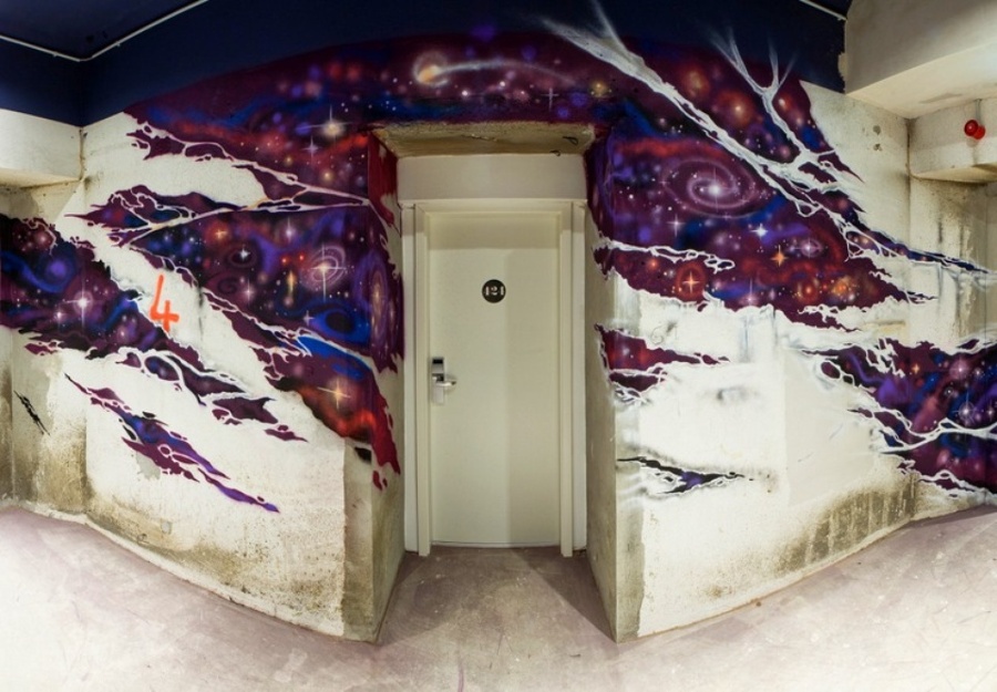 pasillo con grafittis