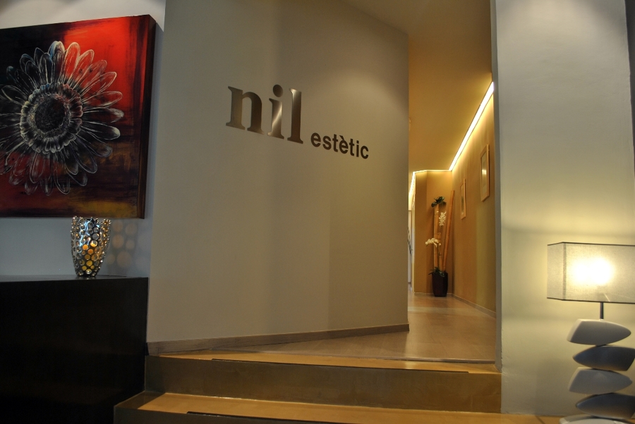 Pasillo con iluminación cálida