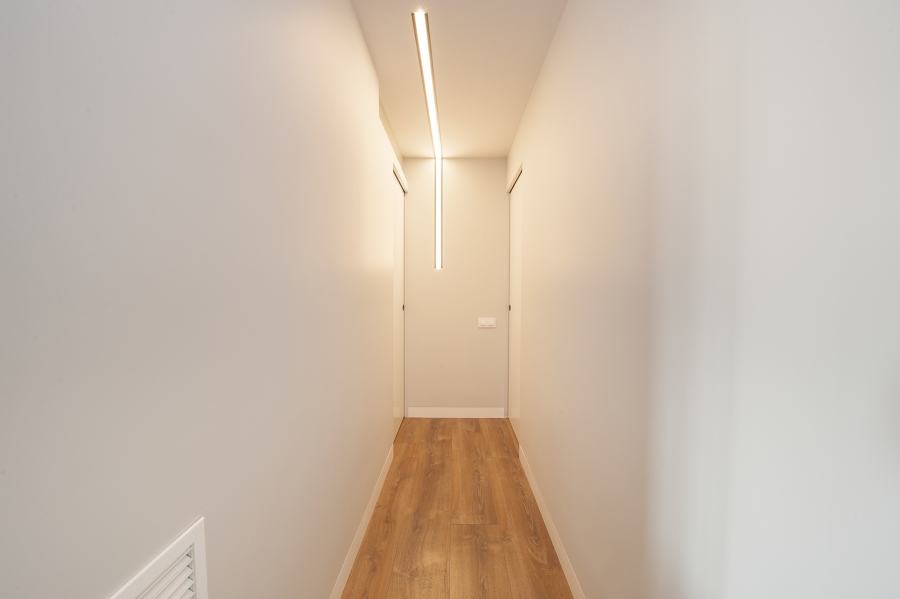 Pasillo con iluminación tira LED