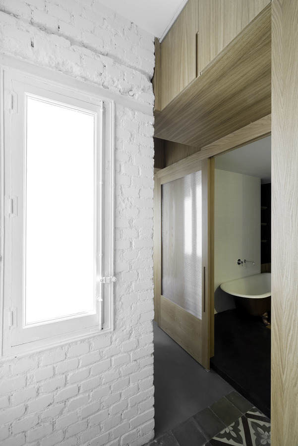 pasillo con ladrillo pintado