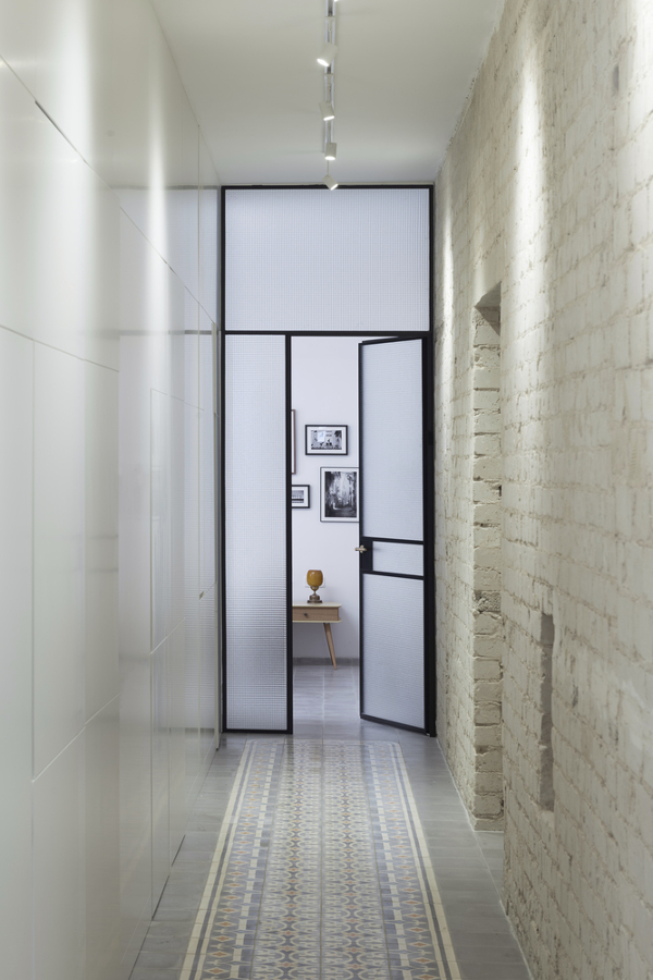 Pasillo con muro de ladrillo
