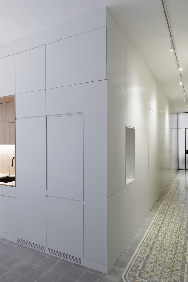 Pasillo con panelado blanco