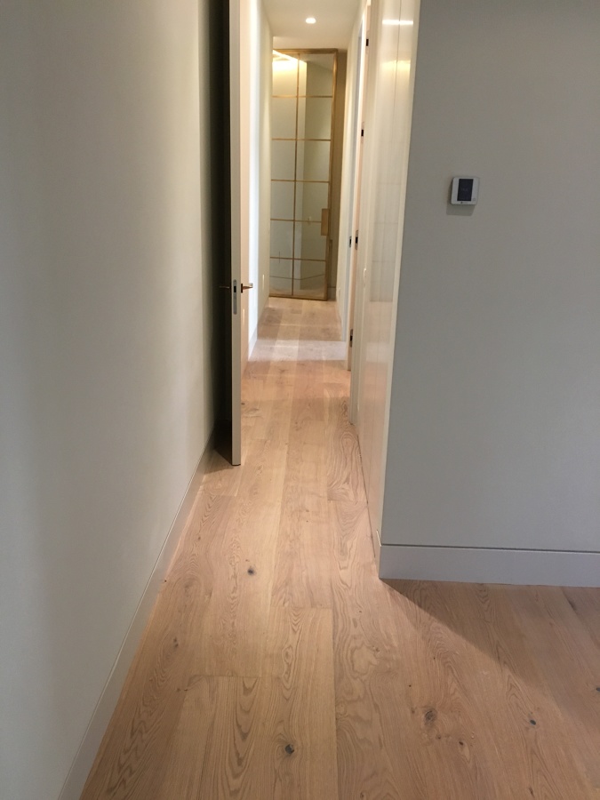 PASILLO CON RODAPIE ENCASTRADO A PARED