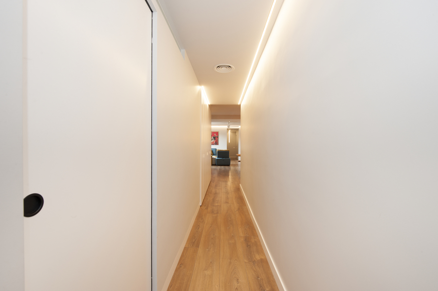 Pasillo con zócalos empotrados