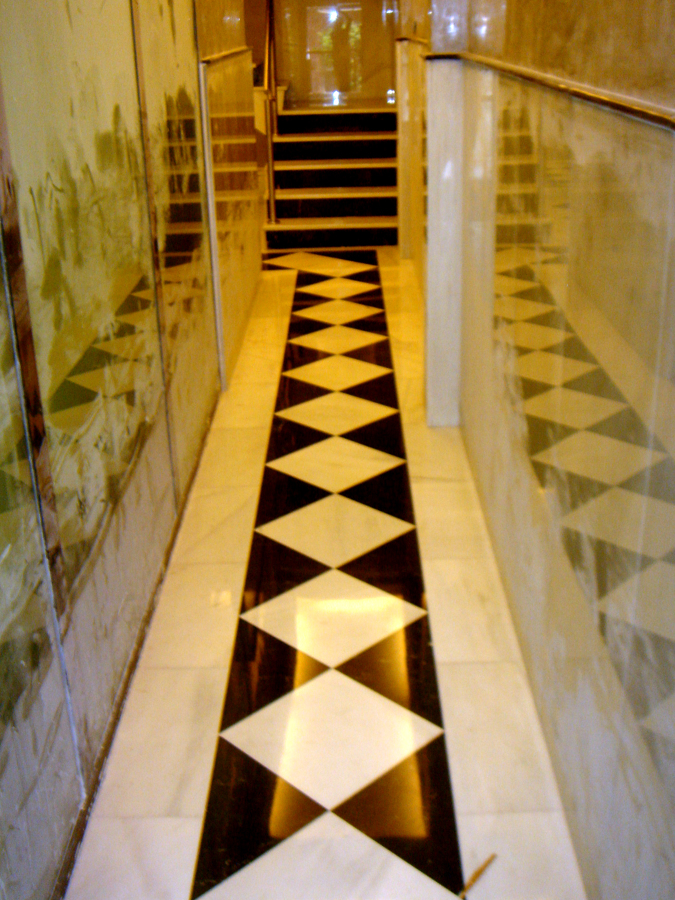 Pasillo de mármol damero