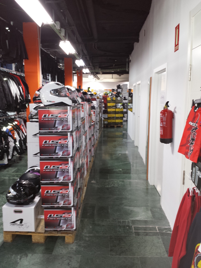 pasillo de venta de cascos