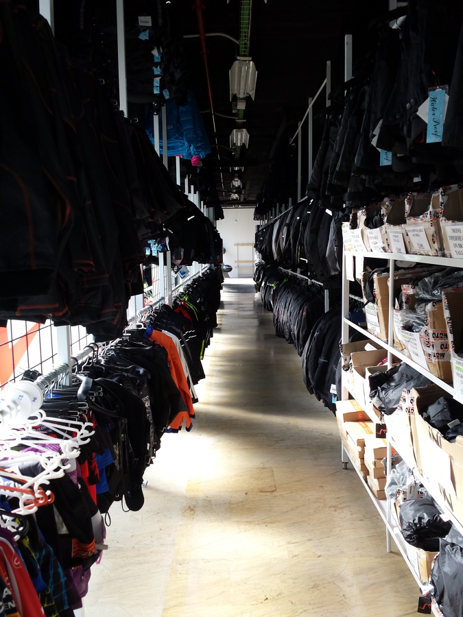 pasillo de venta de ropa