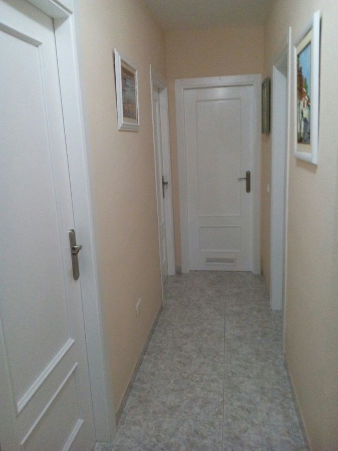 Pasillo despues de pintura y lacado de puertas y marcos.