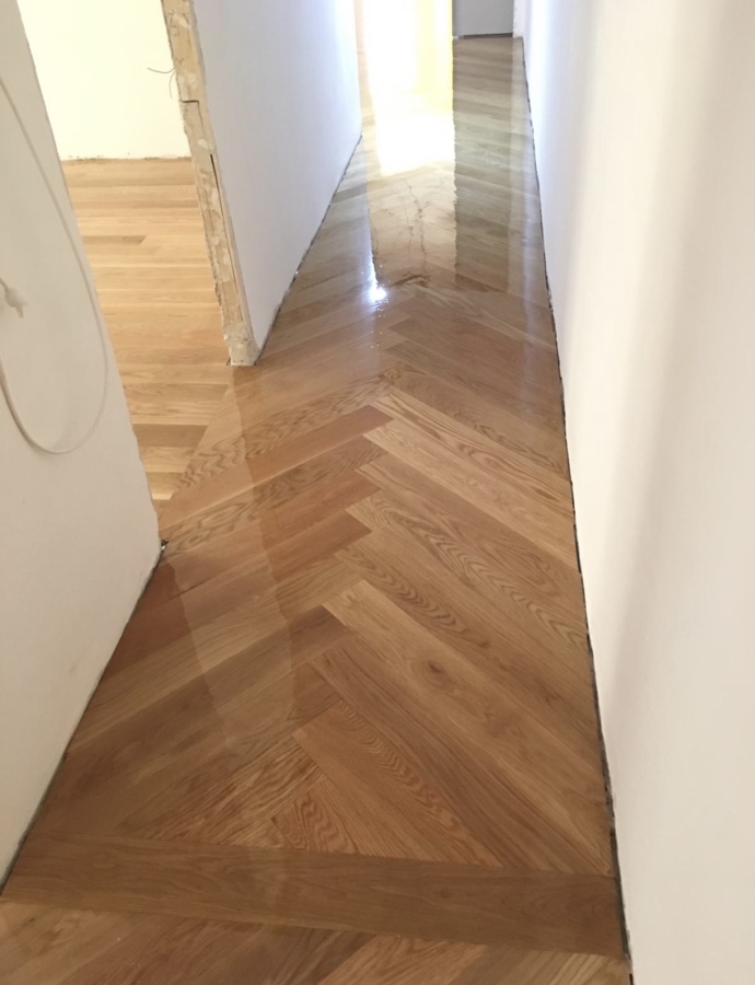 Pasillo en espiga de roble . De 12 cm de ancho