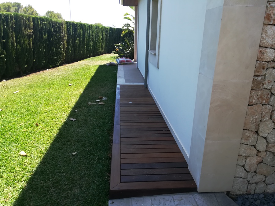 Pasillo exterior realizado con tarima.