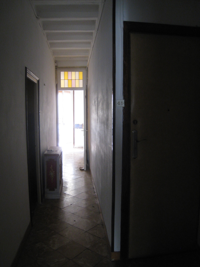 pasillo hacia la parte frontal de la vivienda