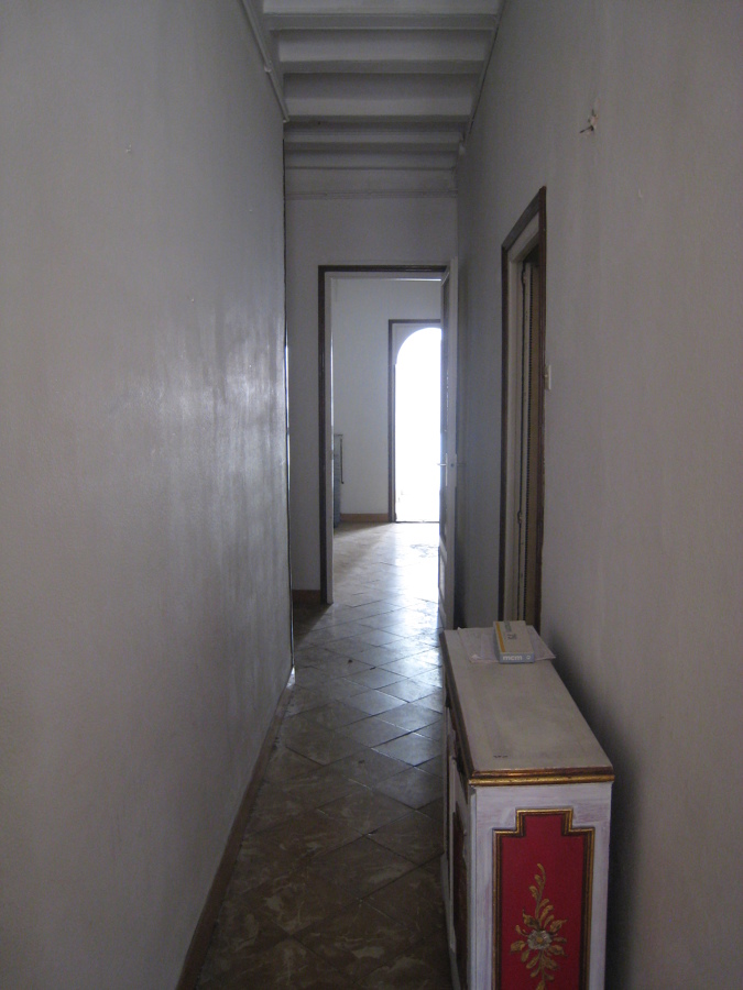 pasillo hacia la parte trasera de la vivienda