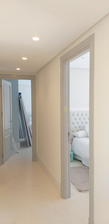 Pasillo liso con puertas Lacadas en color gris