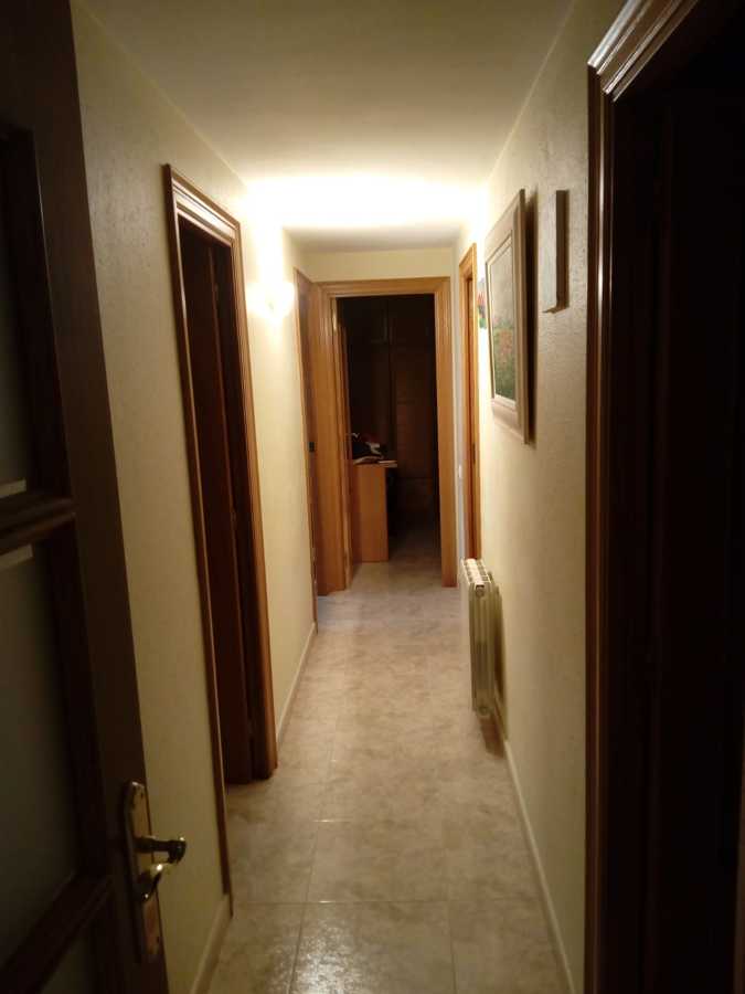 Pasillo Original, Gotelé y color madera en puertas