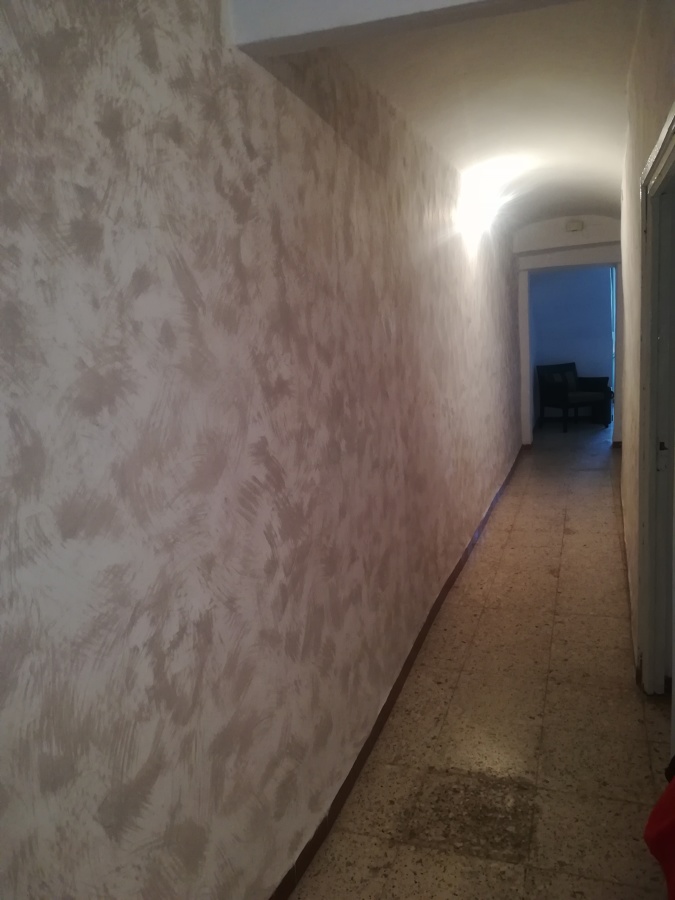 Pasillo reformadas las paredes y pintado