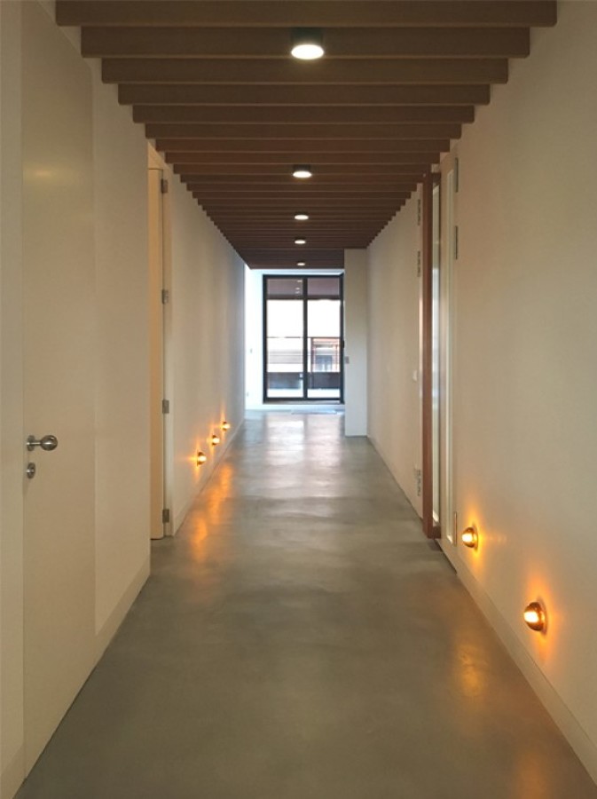 Pasillo techo de lamas de madera