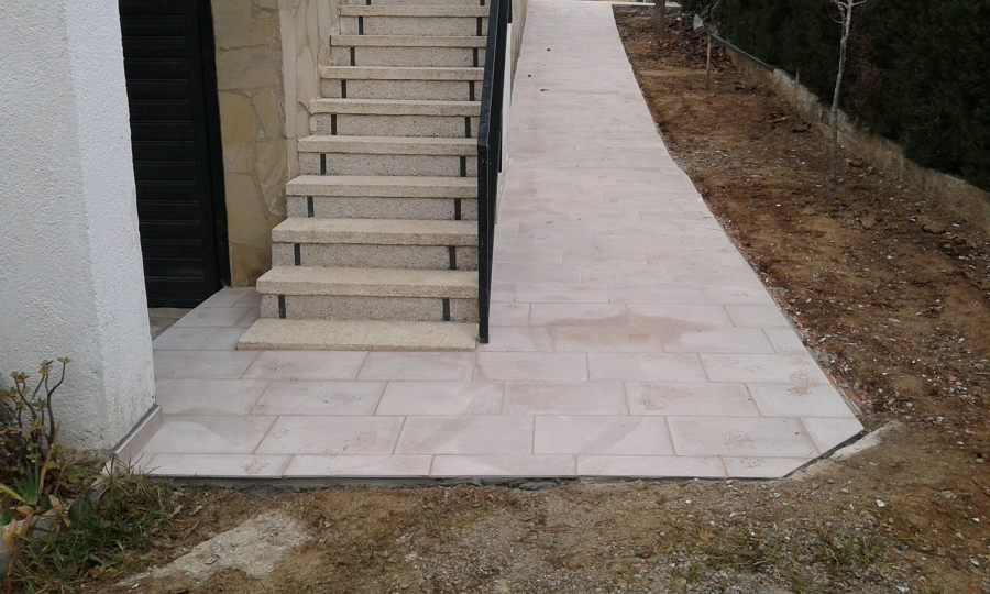 Pasillo terminado y limpio.